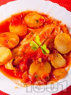 Яхния от бяла риба хек с картофи в доматен сос от консерва - снимка на рецептата
